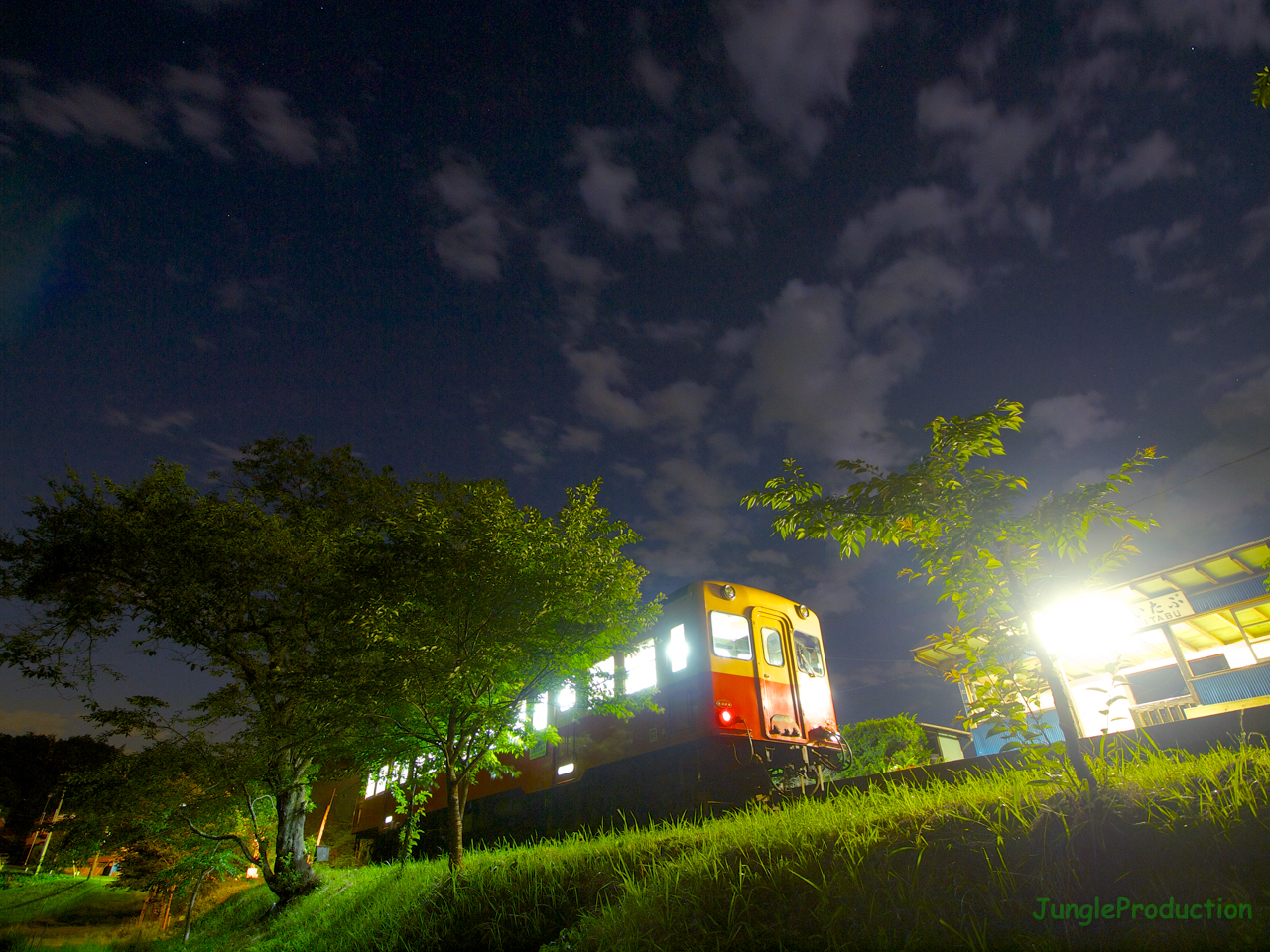 明るい夜 小湊鉄道の見える風景