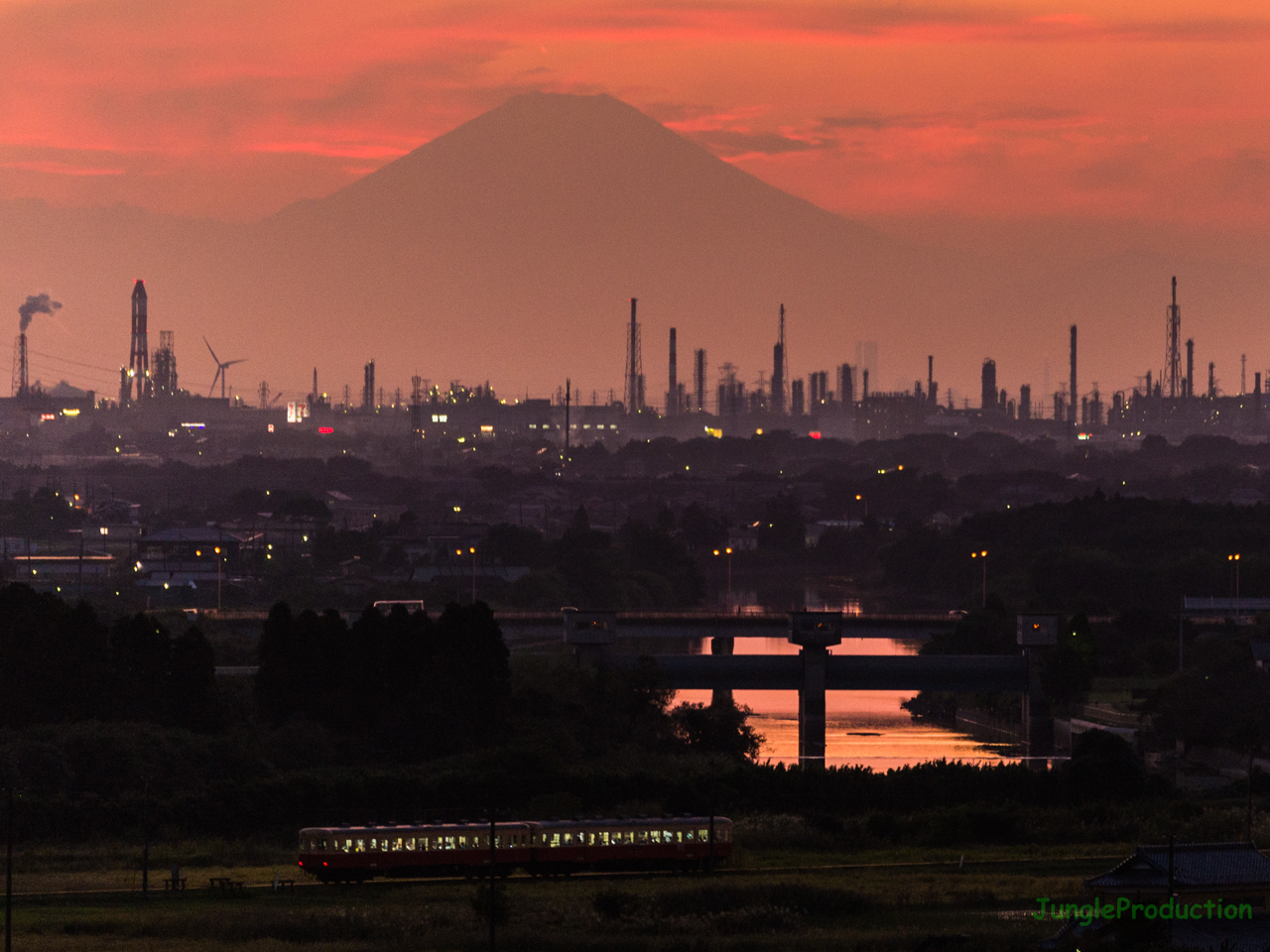 夕焼け富士山とキハ 小湊鉄道の見える風景