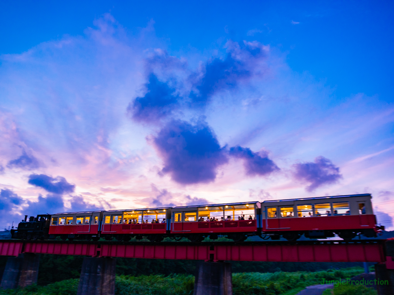 夕焼けをバックに走る房総里山トロッコ列車で運転される涼風ビール列車