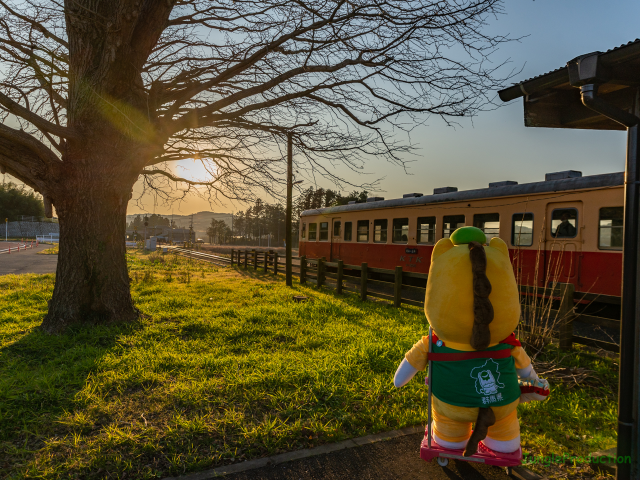 上総久保駅で夕陽を眺める「どでかぐんまちゃん」