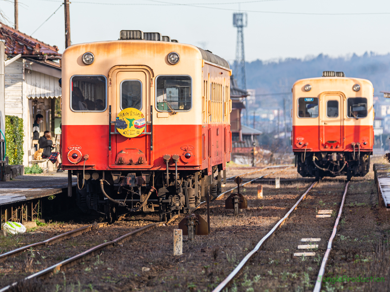 北神急行さんとのコラボヘッドマークを付けた小湊鉄道の上り列車が海士有木駅で下り列車とすれ違う