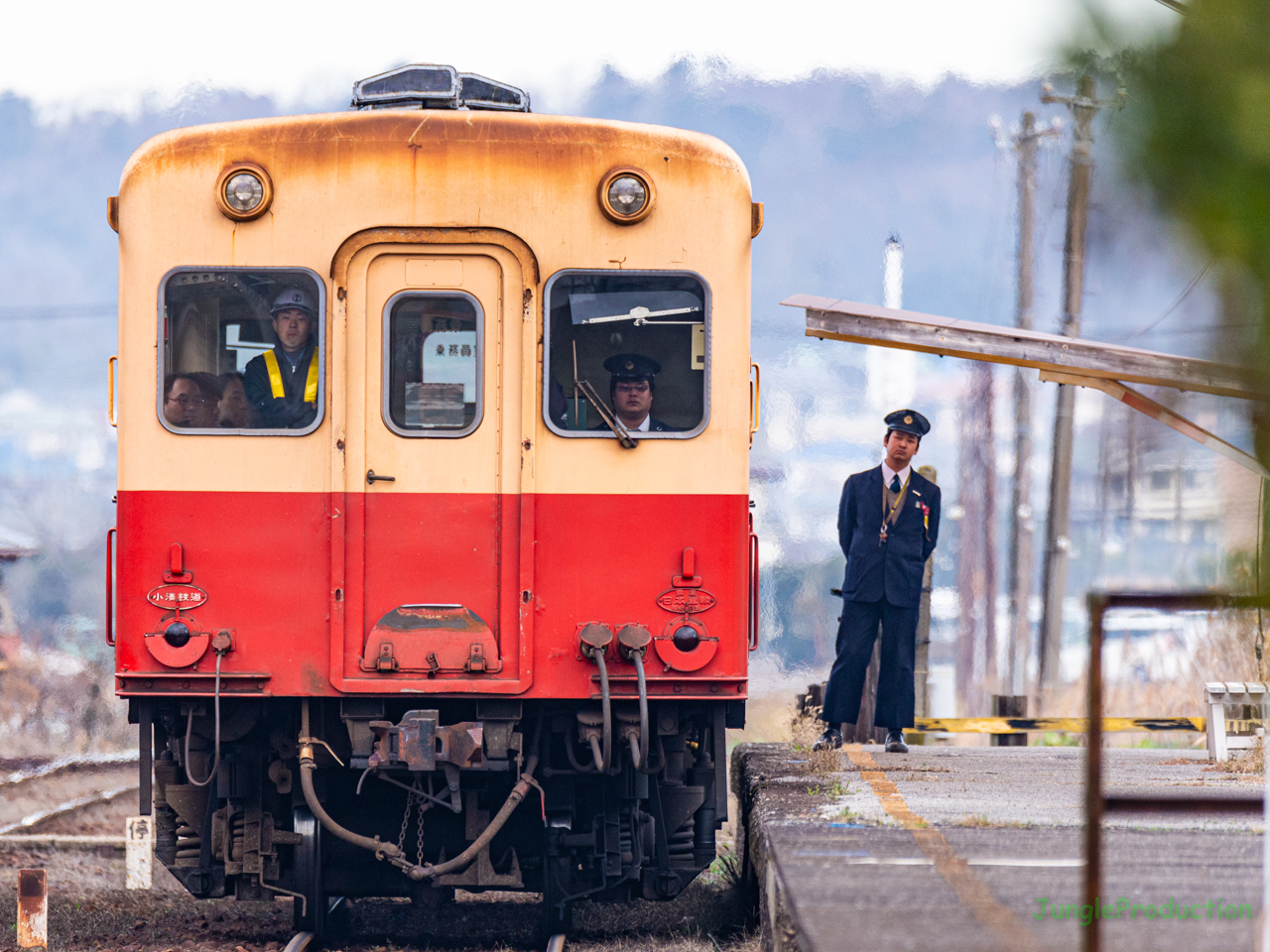 小湊鉄道の列車から降りてきた車掌さんに呆れ顔で見られる