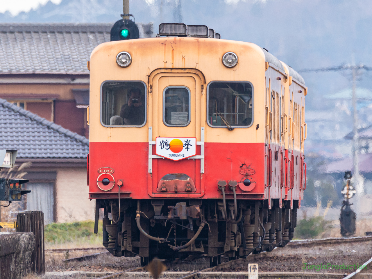 上総山田駅を発車する「鶴嶺」ヘッドマークを付けた小湊鉄道の列車