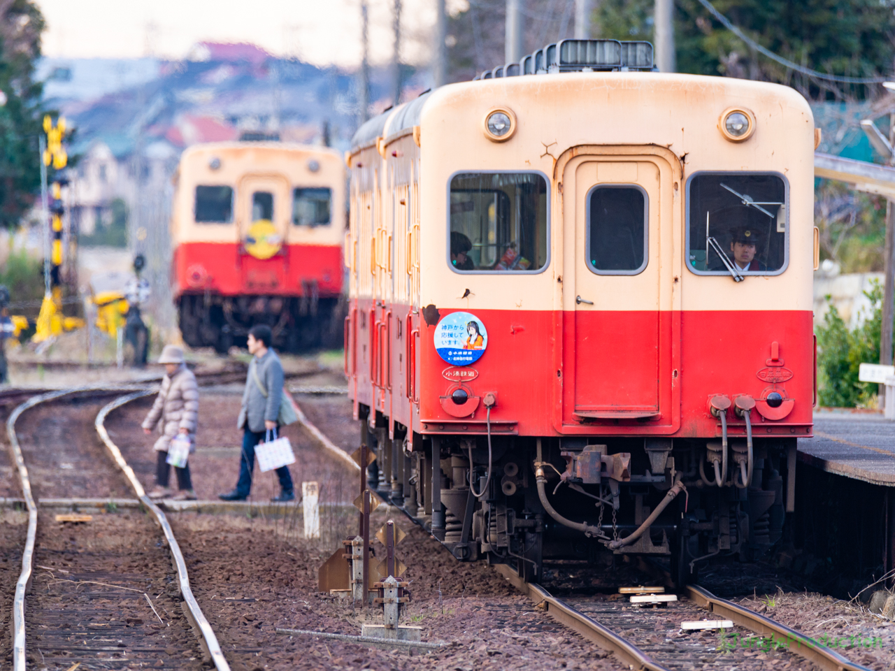 北神急行さんとのコラボヘッドマークが付いた２本の列車が１つのレールの上で並ぶ