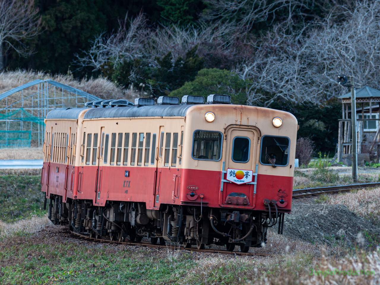 「鶴嶺」のヘッドマークを付けた小湊鉄道の列車を上総大久保駅付近で