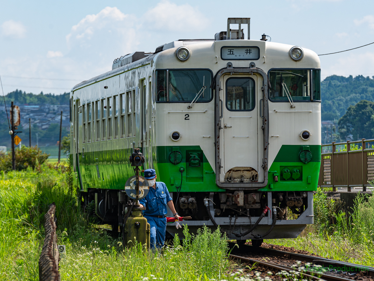 転轍機を超えて方向転換するキハ40