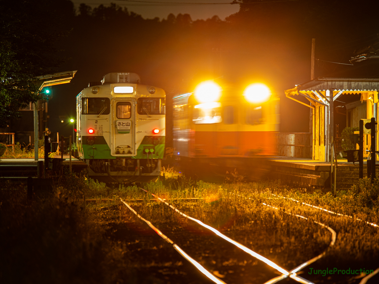 馬立駅で普通列車と交換