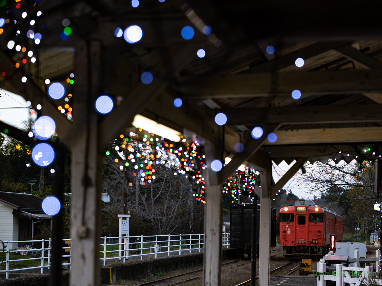 イルミネーションが散らばる里見駅にキハ40のタラコ色2両編成がやってきた