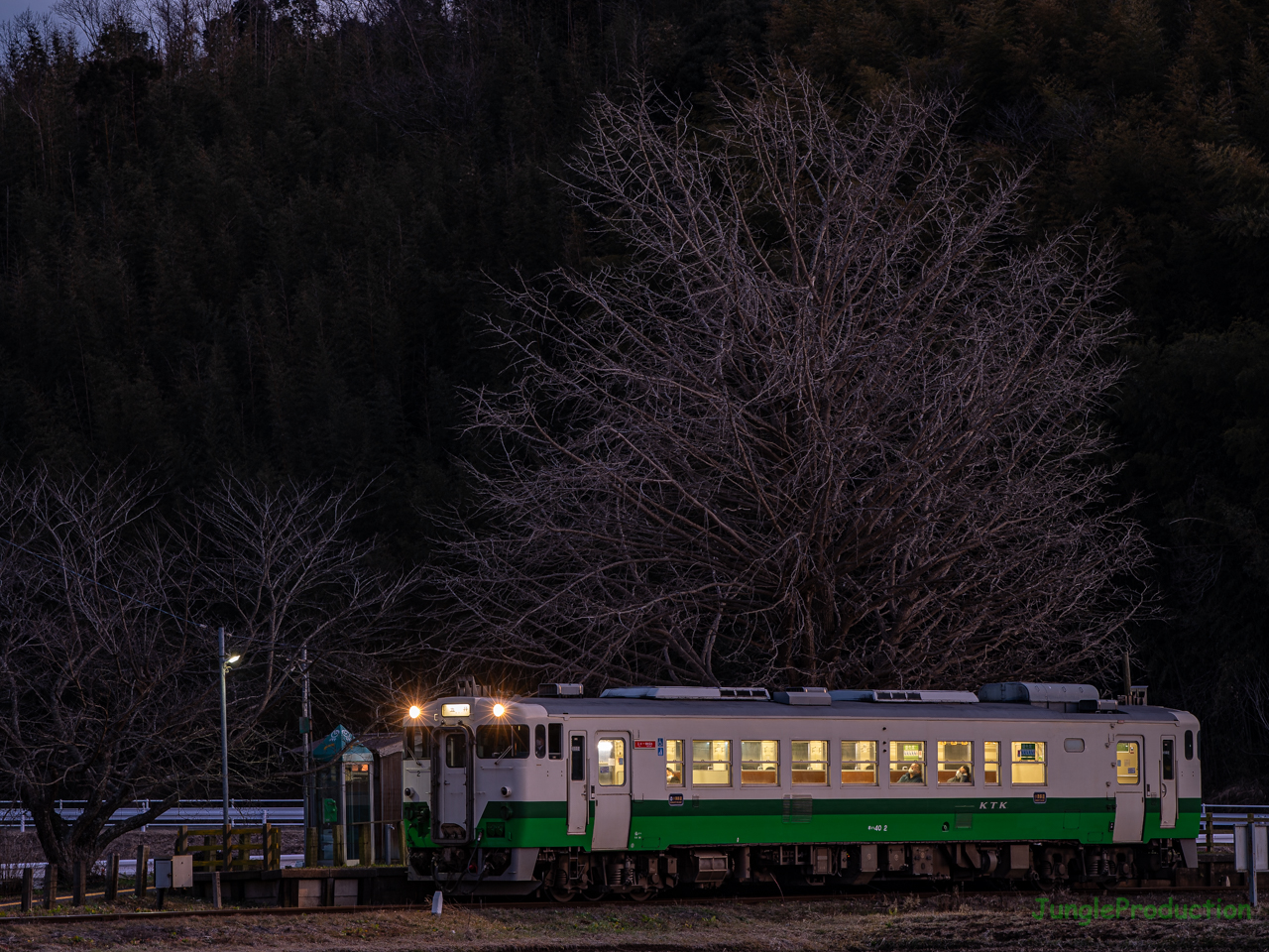 夕まぐれ、上総久保駅にキハ40が停車しました