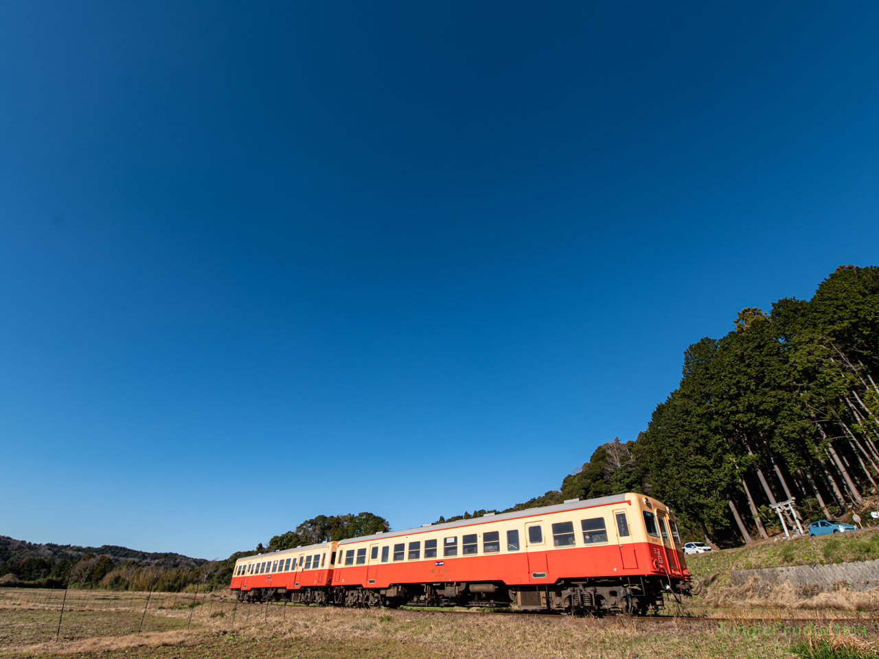 冬の高い空とキハ