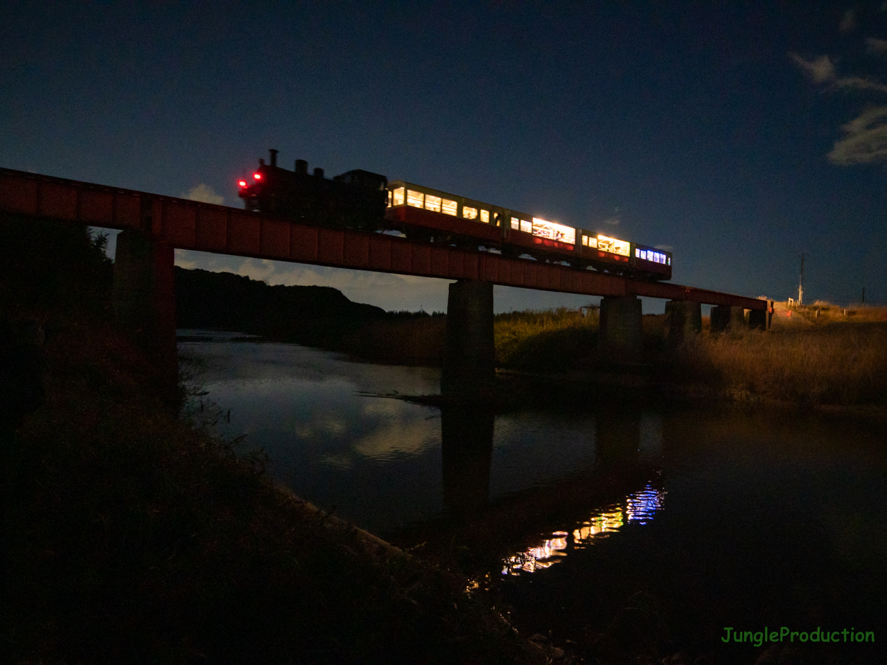 夜の養老川第一橋梁を渡る里山トロッコ列車