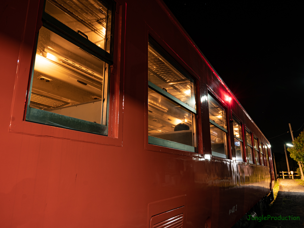 夜行列車の雰囲気を