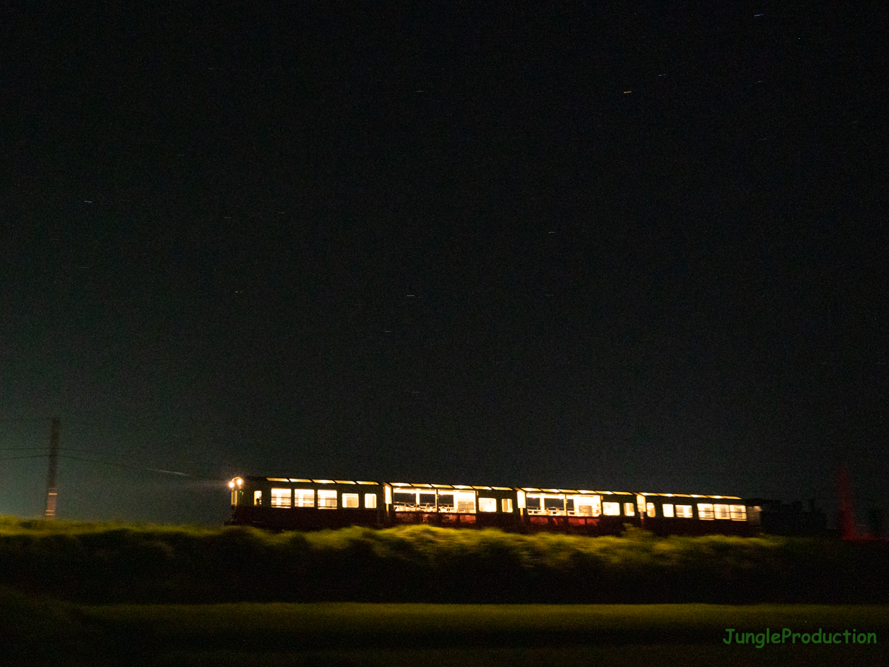 星空の下を征く里山トロッコ列車