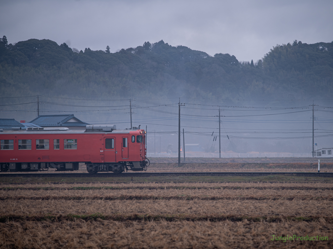 薄霞の中をヘッドライトを灯して走る小湊鉄道のキハ40