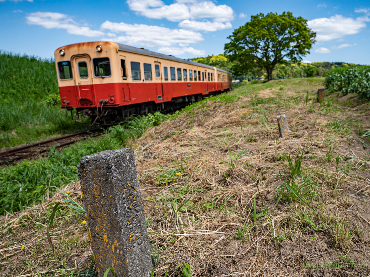 境界標識越しの小湊鉄道