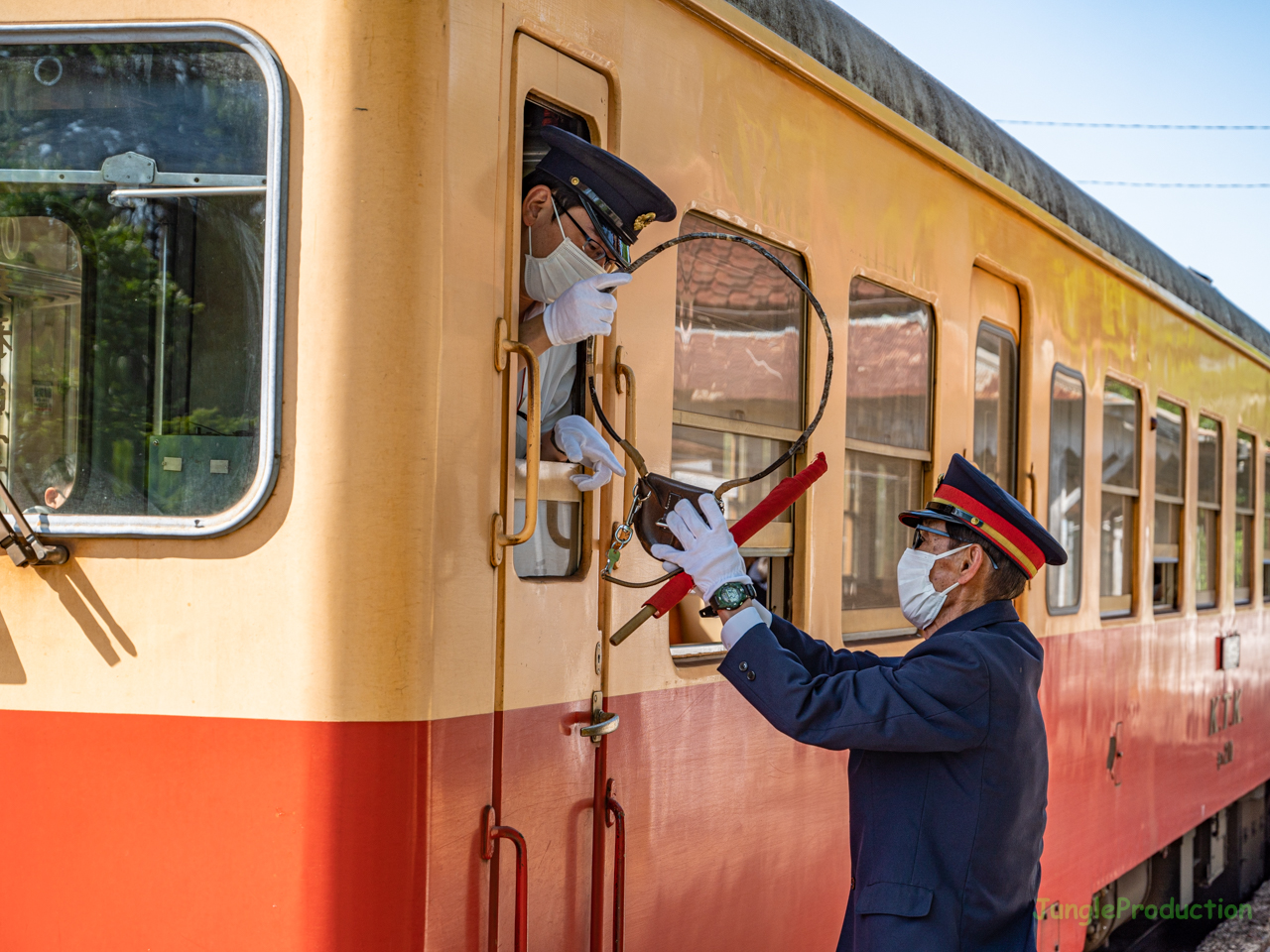 運転士さんと駅員さんでお互いに安全を確認し合う